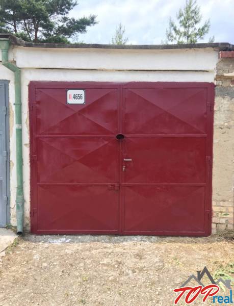 Piros garázsajtó a Michalovská utcában, Kassa - Nyugati városrész.