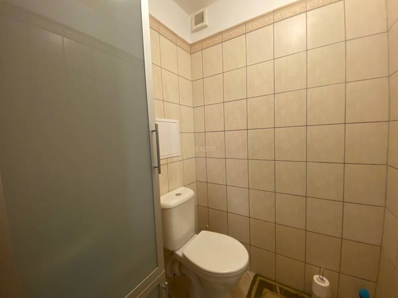 Fürdőszoba WC-vel és zuhanyzóval egy kétszobás lakásban.