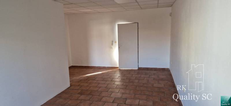 Az épület belső tere fehér falakkal és csempézett padlóval.