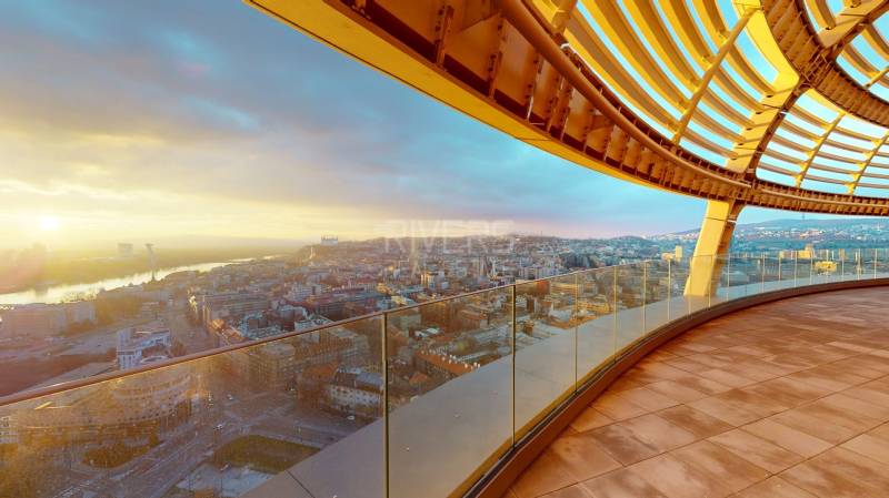 Pozsony panorámája a kilátóról, kilátással a folyóra, a Čulenova utcán.