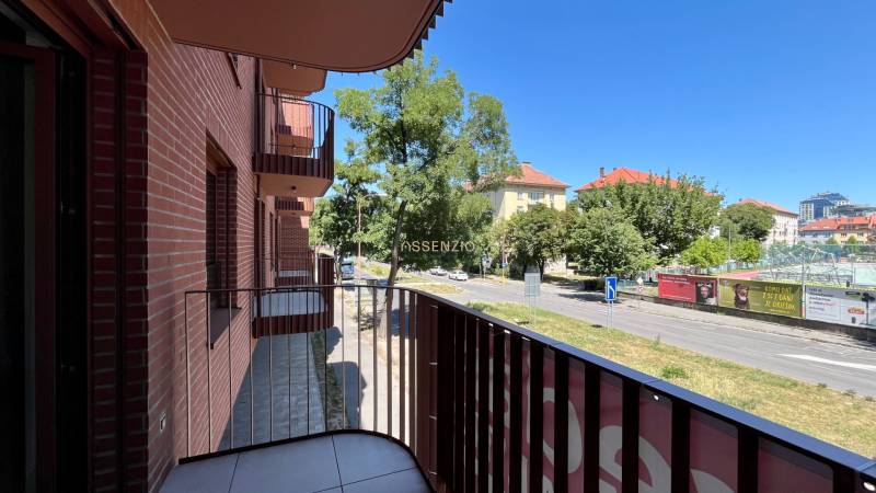 Egy lakás erkélye a Cvernovka utcában, Pozsony-Ružinovban, zölddel és úttal.