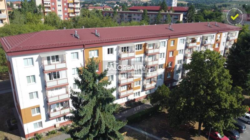 Kilátás egy lakóházra Rimaszombatban, háromszobás lakás kínálatával.