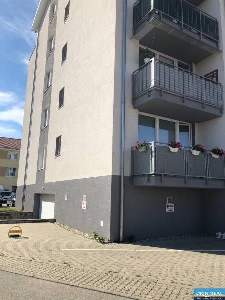 Négyemeletes épület erkélyekkel és garázzsal a Rastislavova utcában, Slovenský Grobban.