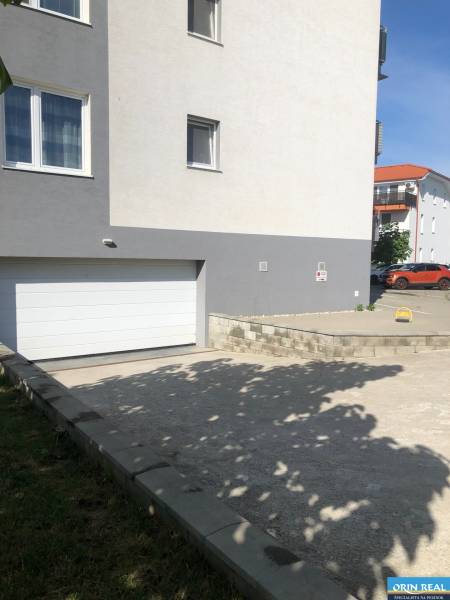 Szlovák Grobban, a Rastislavova utcában garázsok találhatók a lakóépületek mellett.