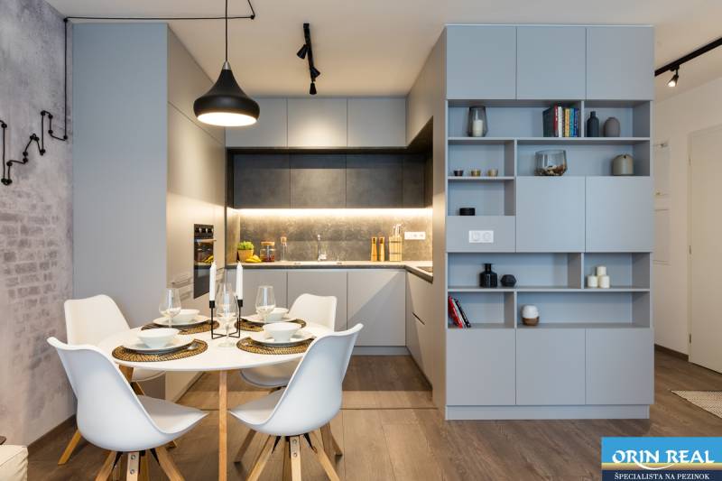 Étkező és konyha modern készülékekkel egy 2 szobás lakásban, minimalista dizájn.