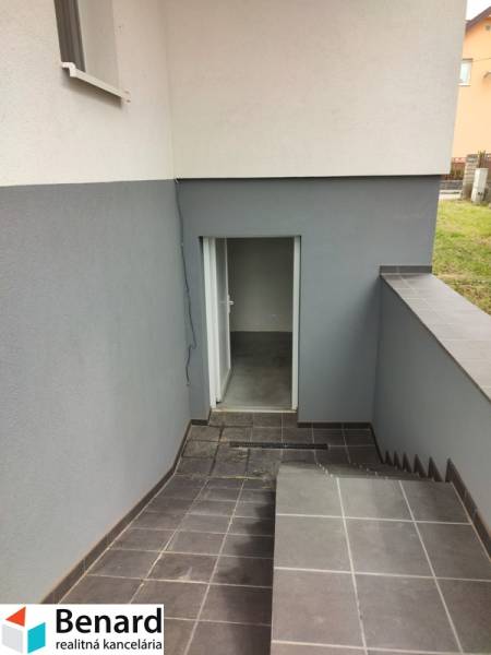 A Sabinovban, a Nezabudova utcában található családi ház alagsorának bejárata.
