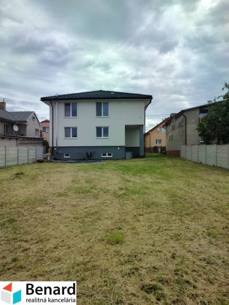 Családi ház a Nezabudova utcában, Szabinóban, kerttel és modern tetővel.