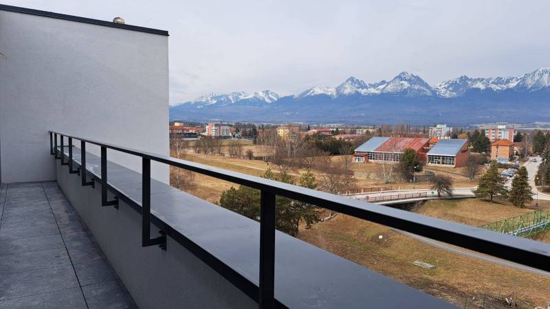 Kilátás az erkélyről a Tátrák panorámájára Svit városában, a Jilemnického utcában.