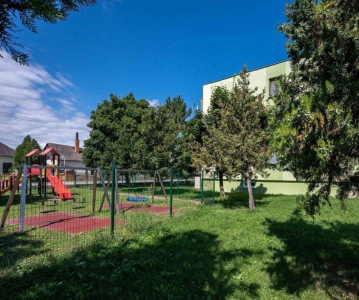Játszótér mászókákkal és csúszdával Csicsó városában egy egyszobás lakás mellett.