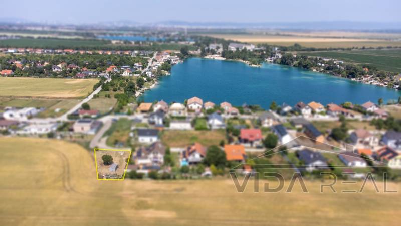 Légi felvétel a Dunaszerdahelyi vízfelület melletti hétvégi házas területről, telkek - lakóövezet.
