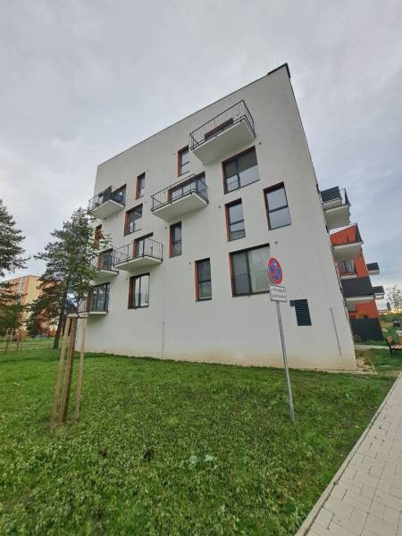 Lakóház a Jilemnického utcában, Svite-ben, zölddel és járdával körülvéve.