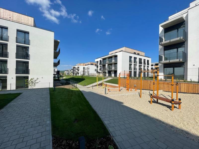 Új építésű lakóházak játszótérrel az Ota Halúska utcában, Pozsony - Záhorská Bystrica.