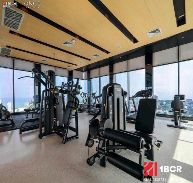 Fitneszközpont a Pattaya-ra néző lakások építésében.