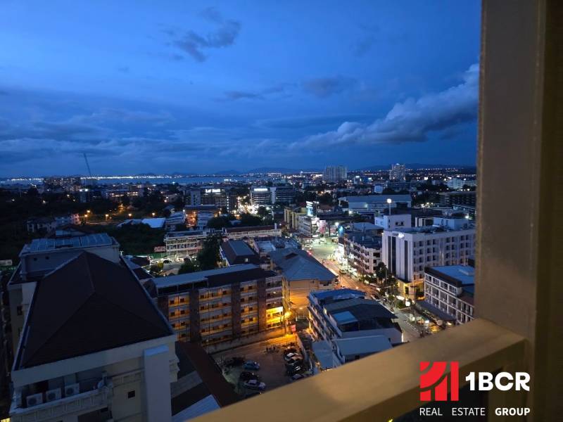 Esti kilátás a kivilágított Pattaya panorámájára egy egyszobás lakásból.