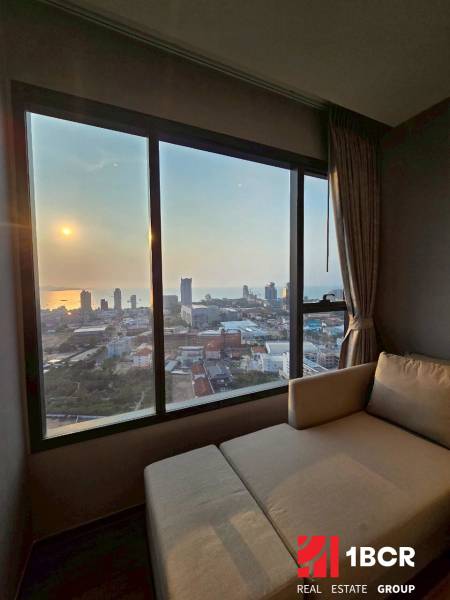 Kilátás egy háromszobás lakásból a naplementére és Pattaya város panorámájára.