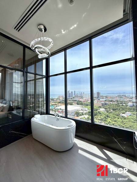 Kilátás egy 4 szobás lakásból Pattaya városára, káddal és panorámaablakkal.