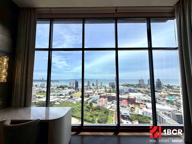 Kilátás egy 4 szobás lakásból Pattaya város panorámájára és a tengerpartra.