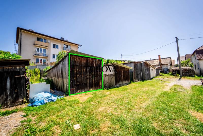 Udvar faházakkal és lakóházzal Púchovban.