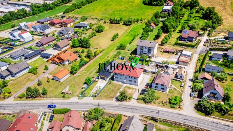 Légi felvétel a puchovi házakról a környező zöldterületekkel és közúti infrastruktúrával.
