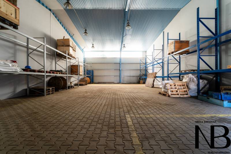 Raktárak és csarnokok polcokkal és raklapokkal anyagok tárolására.