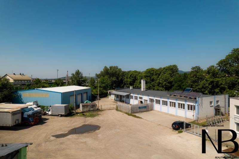 A Kasárenská utcai terület Trencsénben raktárakkal és teherautó parkolóval.