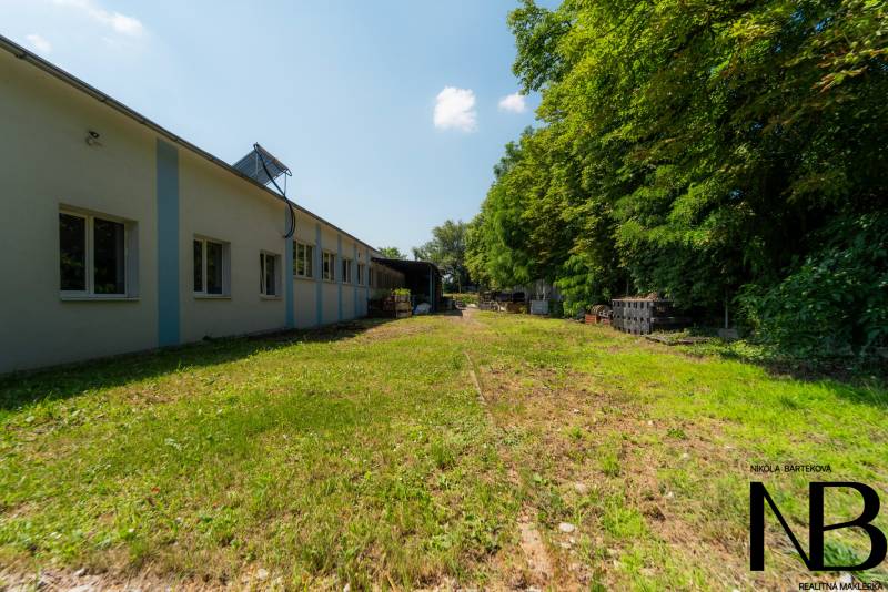 Gyártóhelyiségek a trencséni Kasárenská utcában, zöldövezet és tágas tér veszi körül.