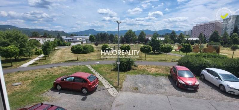 Parkoló és zöldterület hegyi kilátással Zsarnóban.