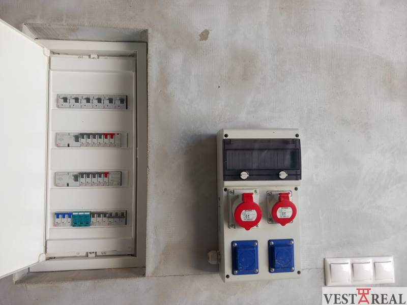 Elektromos elosztószekrény és aljzatok a családi házban.