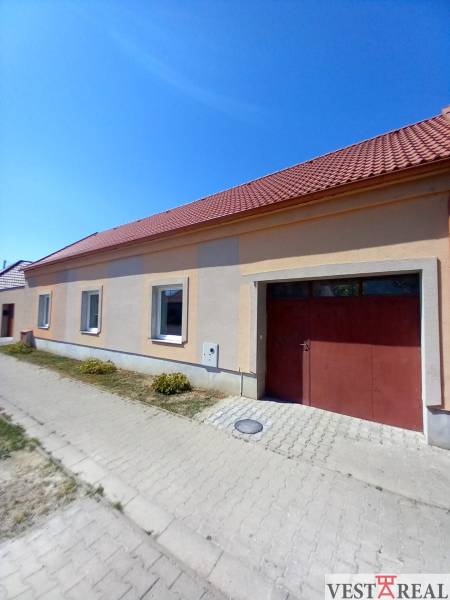 Családi ház Trakoviceben ferde tetővel és két utcára néző ablakkal.