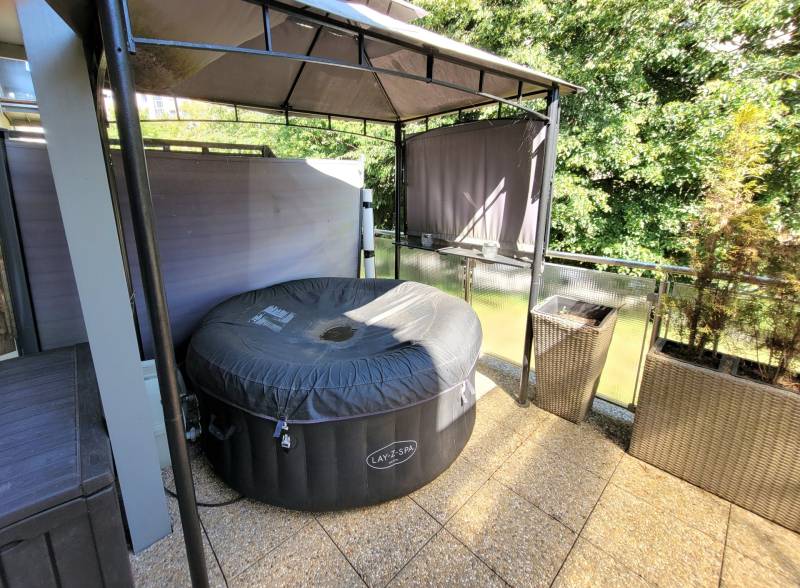 Jakuzzi a teraszon paravánnal és növényekkel egy 3 szobás lakásban Besztercebányán.