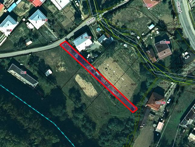 Légi felvétel a mezőgazdasági és erdészeti területekről Zemplínske Hámry-ban, telekszámokkal.