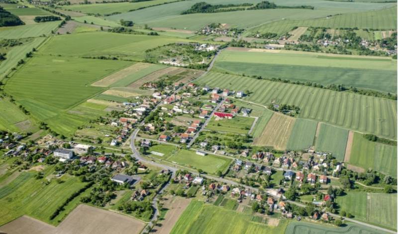 Légi felvétel a mezők közötti faluról Kamenné Kosihy-ban, ideális kereskedelmi telkek számára.