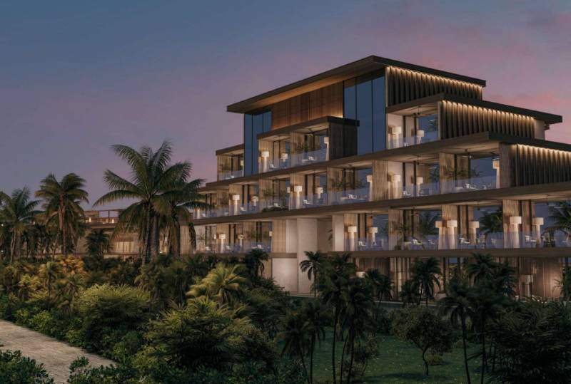 Többszintes családi ház kilátása pálmafákkal a Nungwi utcán, Zanzibar North.