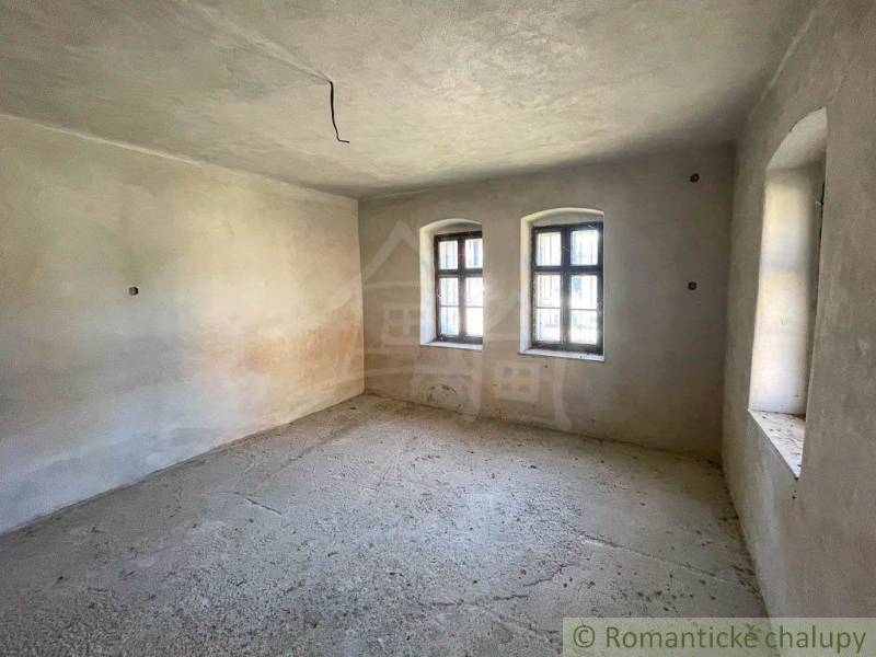 Üres szoba két ablakkal egy családi házban.