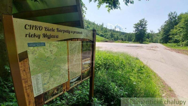 Információs tábla a Fehér-Kárpátokban, Stará Myjava közelében, zölddel körülvéve, úttal.