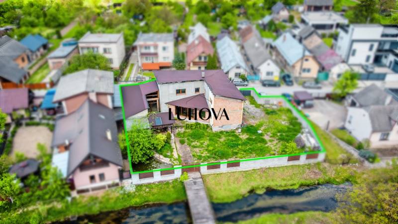 Családi ház Belusán, a Kapitán Nálepku utcában, kerttel és szomszédos házakkal körülvéve.