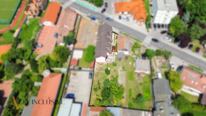 Kilátás egy családi házra és kertre a Dunaszerdahelyen, a Gyula Szabó utcában.