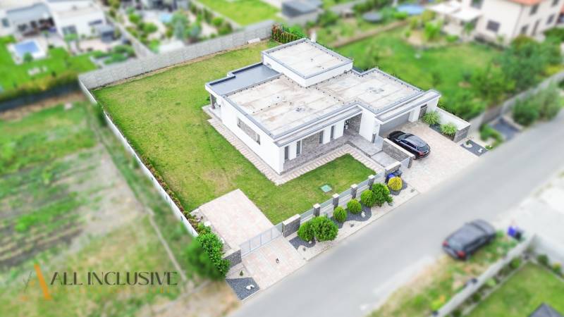 Családi ház Dunajský Klátovban tágas kerttel, úttal és parkoló autóval.