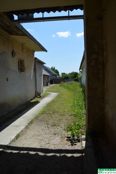 Borský Szentgyörgy-i üzlethelyiségek külseje udvarokkal és zöldterülettel.