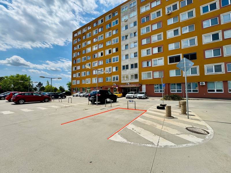 A lakóház előtti parkoló a Kassai-Saca Tanonc utcában.