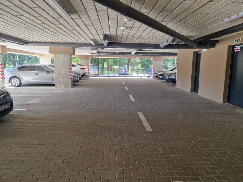 Földalatti parkolóhelyek autókkal a Sadová utcában lévő 2 szobás lakás közelében, Szenicén.