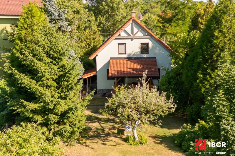 Családi ház a Seneckej utcában, Pezinokban, fákkal és gyepes kerttel körülvéve.