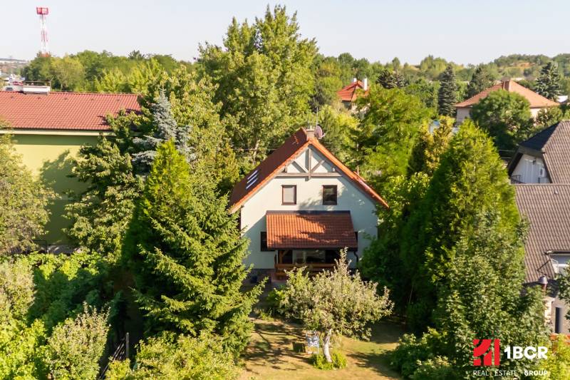 Családi ház Bazinban, a Szenczi utcában, fákkal és kerttel körülvéve.