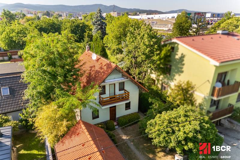 Családi ház a Senecká utcában, Pezinokban, zölddel és szomszédos épületekkel körülvéve.