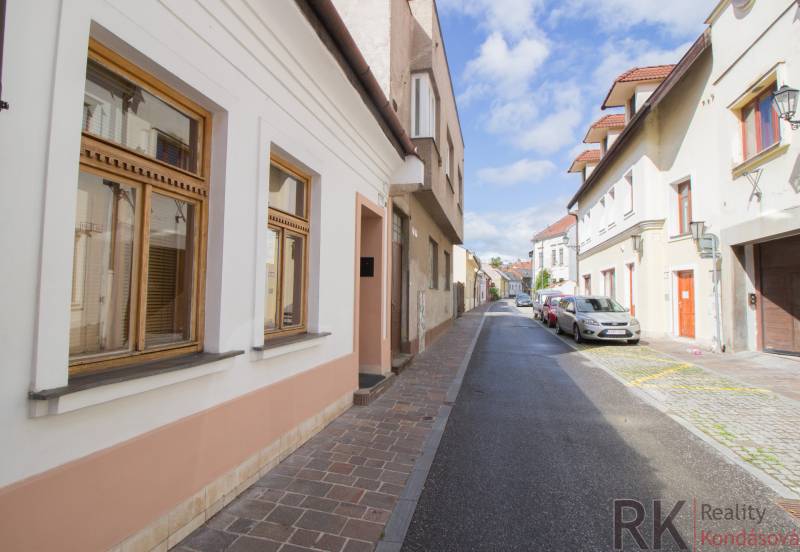 Vrátna utca Kassán, Óváros, történelmi homlokzatokkal és parkoló autókkal.