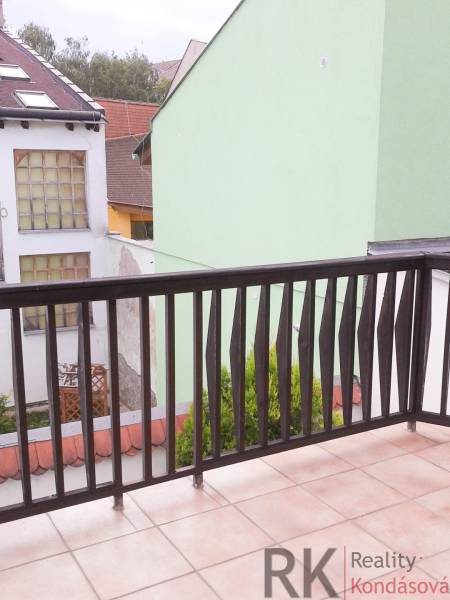 Erkély kilátással az épületekre, kétszobás lakás a Vrátna utcában, Kassán.