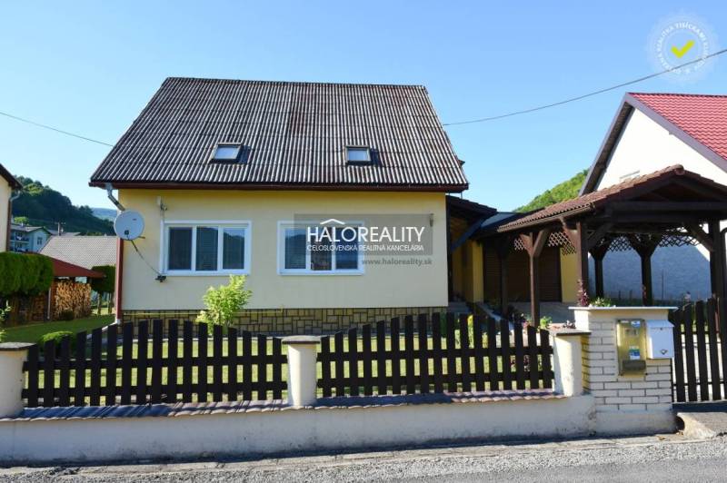 Családi ház Zsúpkón fa kerítéssel és műholdantennával napos telken.