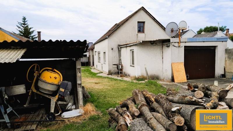 Családi ház 2473 Potzneusiedl-ben, udvarán fával és betonkeverővel.