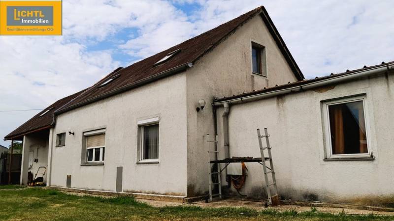 Családi ház Potzneusiedl városában, egyszerű homlokzattal és nyeregtetővel.