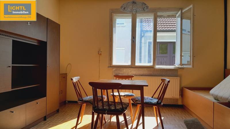 Szoba asztallal és székekkel, napfénnyel megvilágítva, Lakásépítés.